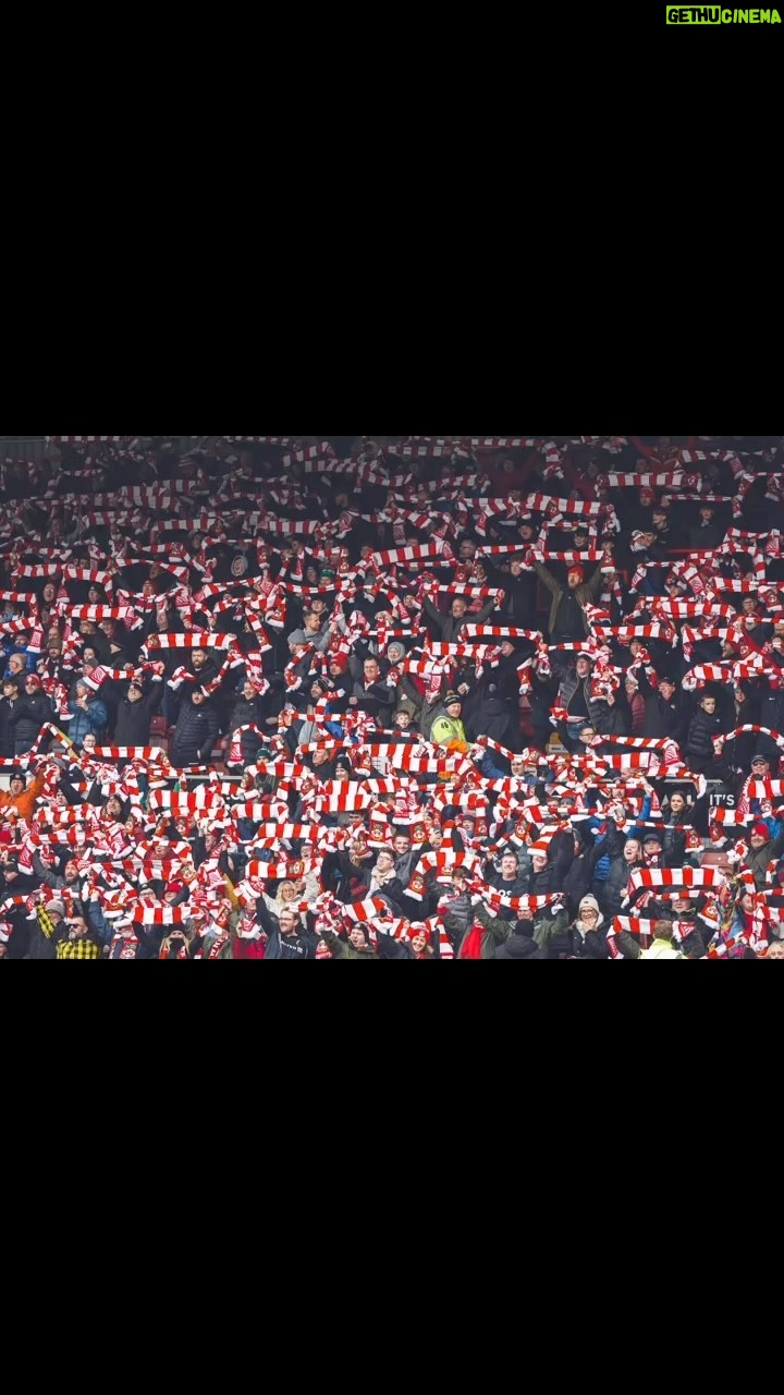 Ryan Reynolds Instagram - What a day, what a win for @wrexham_afc! And a hat-trick for @paulmullin12. Huge thanks to @united for handing out what seemed like 22 billion scarves and making the whole day look like a tensely contested quidditch match 🧣🧣🧣 #UpTheTown