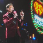 Ryan Seacrest Instagram - The best way to kick off the holiday season #KIISJingleBall Styled by: @mrmiles_siggins Hair/Grooming by: @jaysonstacy Suit: @brunellocucinelli_brand Shirt: @paulsmithdesign Kia Forum