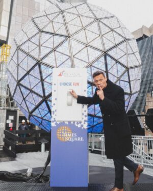 Ryan Seacrest Instagram - Having a ball as we get ready to drop it 🪩  Don’t miss the party on New Year’s Eve at 8/7c on @abcnetwork! #RockinEve