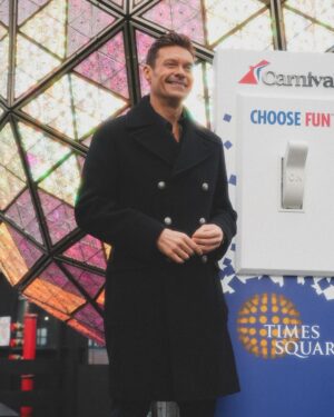 Ryan Seacrest Instagram - Having a ball as we get ready to drop it 🪩  Don’t miss the party on New Year’s Eve at 8/7c on @abcnetwork! #RockinEve
