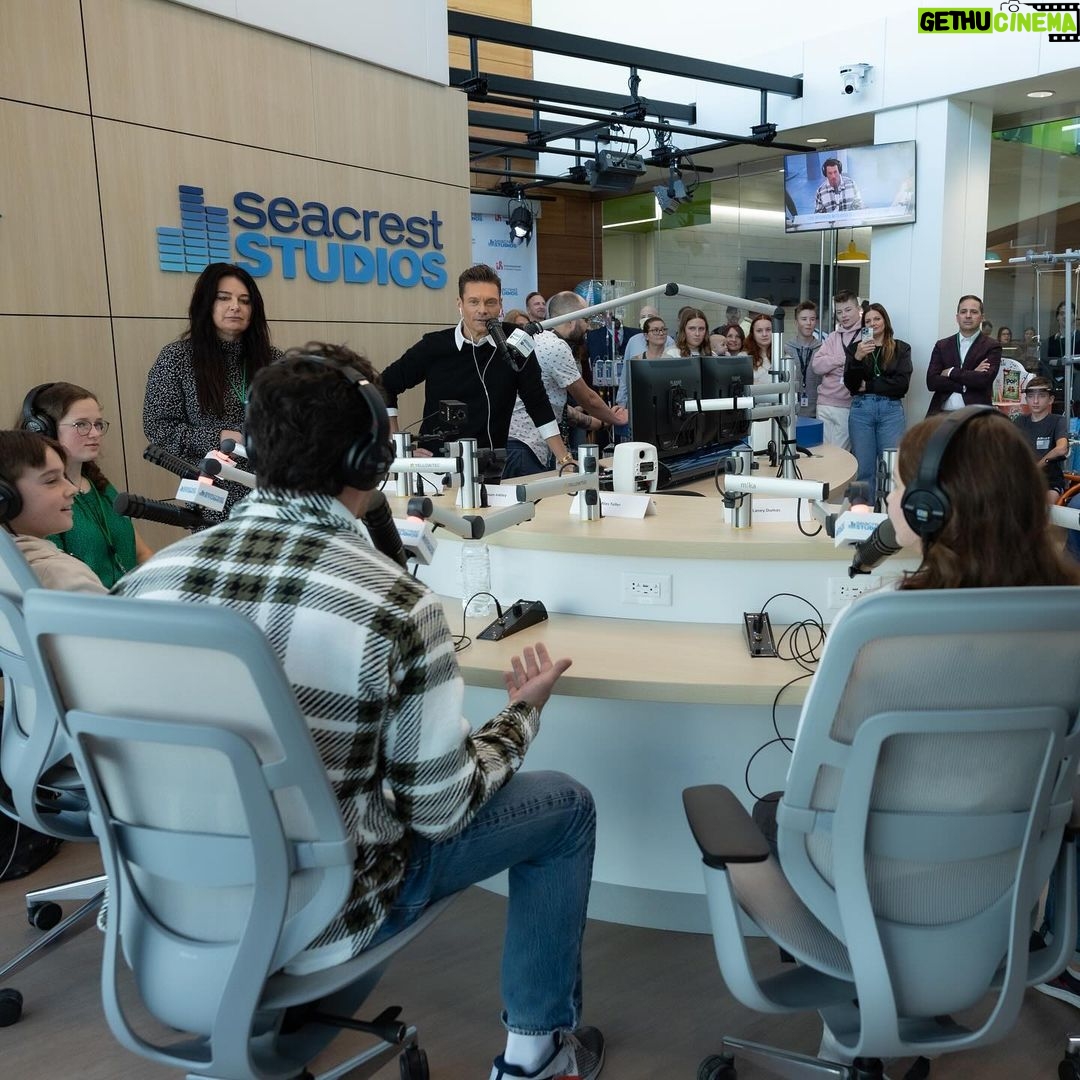 Ryan Seacrest Instagram - Handing over the keys to my new friends at @primarychildrens in SLC, a space where they’ll be able to create, connect, and discover. You’re on the air! Thanks to the entire hospital team, the patients and families in attendance, and our special guests - Miles Teller, @andygrammer, @zacharylevi. We couldn’t have done it without you! Intermountain Primary Children's Hospital