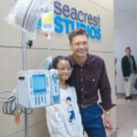 Ryan Seacrest Instagram - Last year, patients across the county in our studios created 530 unique shows; and I can’t wait to see more incredible programs come out of @cohen_childrens after the launch of #13! (Especially after seeing all the creative artwork on my new white coat 🥼) Queens, New York