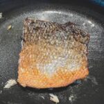 Ryan Seacrest Instagram - I love sea bass in the summer. It’s simple and a great opportunity to use quality extra virgin olive oil 🫒 Step 1 Put a little olive oil, salt, pepper, and herbs on the raw fish Step 2 Separately cook some summer tomatoes with sage, basil, garlic, and olive oil in a pan Step 3 Heat the pan. I use grapeseed oil when pan frying due to its high smoke point and its clean taste. Cook the fish skin side down until it’s cooked through (I like the skin golden brown and crispy) and add minced garlic. Step 4 Add some lemon and fresh EVOO on top and enjoy!