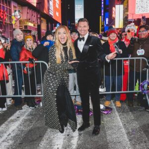 Ryan Seacrest Instagram - There’s no place like Times Square on @rockineve 🙌🏻 What a fun night. Happy new year!

Outfit: @brunellocucinelli_brand 
Hair/Grooming: @jaysonstacy 
Styled by: @mrmiles_siggins