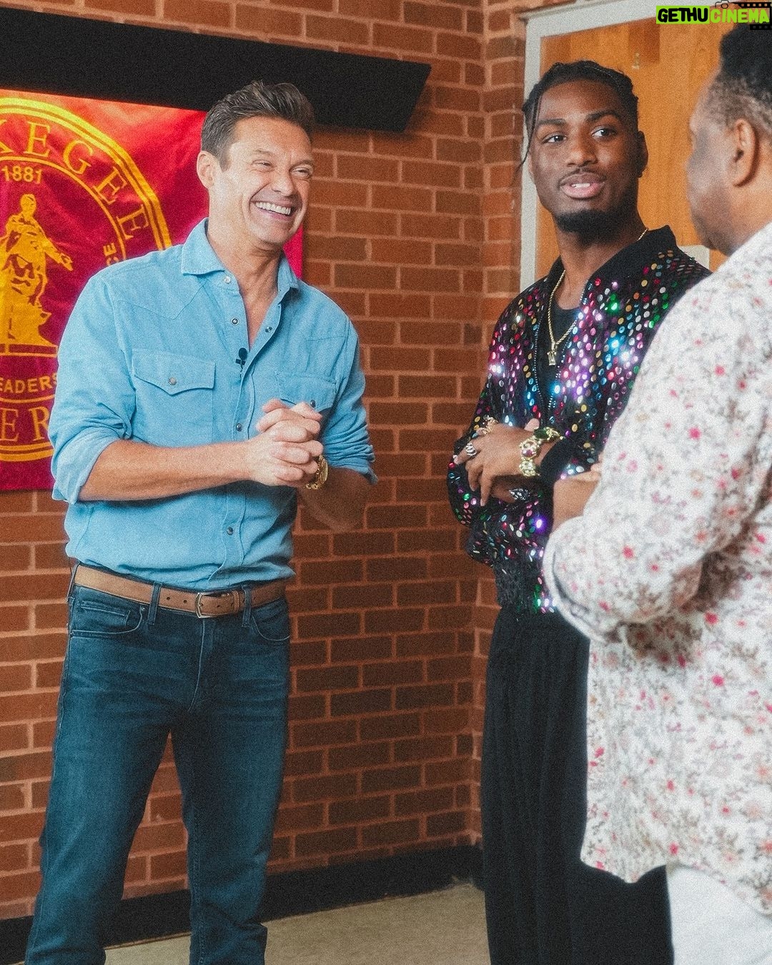 Ryan Seacrest Instagram - Back in front of the #AmericanIdol audition doors and it feels like home 🏡 We’re visiting the judge’s hometowns this season & it all starts now! #Tuskegee #SantaBarbara #Leesburg Hair/Grooming: @jaysonstacy Styled by: @mrmiles_siggins Shirt & Shoes: @brunellocucinelli_brand Jeans: @paige