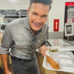 Ryan Seacrest Instagram – Let’s see where we stand on this… corndog > hot dog?

A quick snack during my lunch break in @lukebryan’s high school in Leesburg. What’re you snacking on before #Idol tonight? Leesburg, Georgia