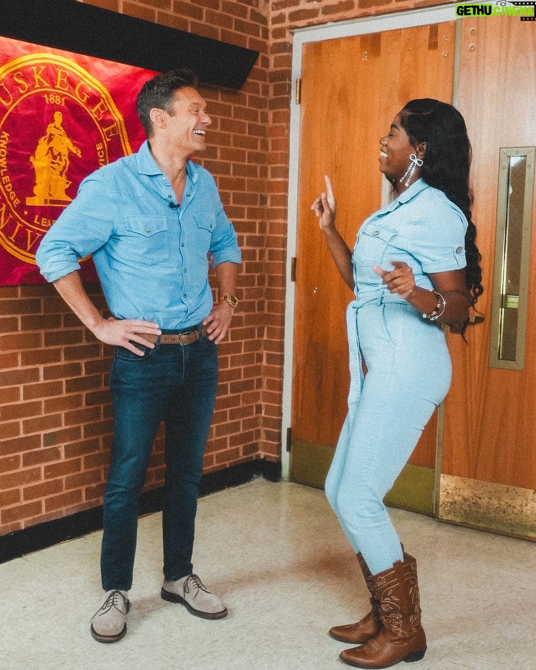 Ryan Seacrest Instagram - Back in front of the #AmericanIdol audition doors and it feels like home 🏡 We’re visiting the judge’s hometowns this season & it all starts now! #Tuskegee #SantaBarbara #Leesburg Hair/Grooming: @jaysonstacy Styled by: @mrmiles_siggins Shirt & Shoes: @brunellocucinelli_brand Jeans: @paige