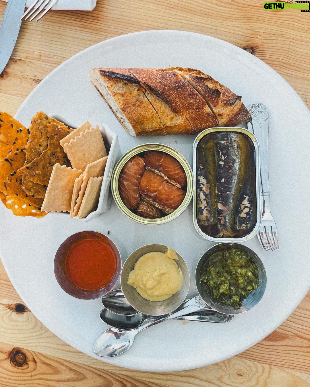 Ryan Seacrest Instagram - A few of my favorite things #tinfish #humus @botanicafood