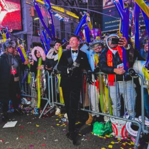 Ryan Seacrest Instagram - There’s no place like Times Square on @rockineve 🙌🏻 What a fun night. Happy new year!

Outfit: @brunellocucinelli_brand 
Hair/Grooming: @jaysonstacy 
Styled by: @mrmiles_siggins