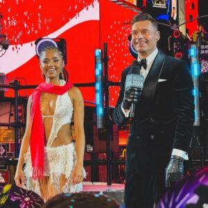 Ryan Seacrest Instagram - There’s no place like Times Square on @rockineve 🙌🏻 What a fun night. Happy new year!

Outfit: @brunellocucinelli_brand 
Hair/Grooming: @jaysonstacy 
Styled by: @mrmiles_siggins