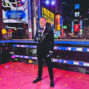 Ryan Seacrest Instagram - There’s no place like Times Square on @rockineve 🙌🏻 What a fun night. Happy new year!

Outfit: @brunellocucinelli_brand 
Hair/Grooming: @jaysonstacy 
Styled by: @mrmiles_siggins