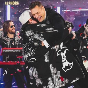 Ryan Seacrest Instagram - There’s no place like Times Square on @rockineve 🙌🏻 What a fun night. Happy new year!

Outfit: @brunellocucinelli_brand 
Hair/Grooming: @jaysonstacy 
Styled by: @mrmiles_siggins