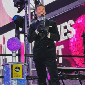 Ryan Seacrest Instagram - There’s no place like Times Square on @rockineve 🙌🏻 What a fun night. Happy new year!

Outfit: @brunellocucinelli_brand 
Hair/Grooming: @jaysonstacy 
Styled by: @mrmiles_siggins