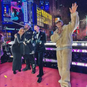 Ryan Seacrest Instagram - There’s no place like Times Square on @rockineve 🙌🏻 What a fun night. Happy new year!

Outfit: @brunellocucinelli_brand 
Hair/Grooming: @jaysonstacy 
Styled by: @mrmiles_siggins