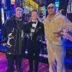 Ryan Seacrest Instagram - There’s no place like Times Square on @rockineve 🙌🏻 What a fun night. Happy new year!

Outfit: @brunellocucinelli_brand 
Hair/Grooming: @jaysonstacy 
Styled by: @mrmiles_siggins