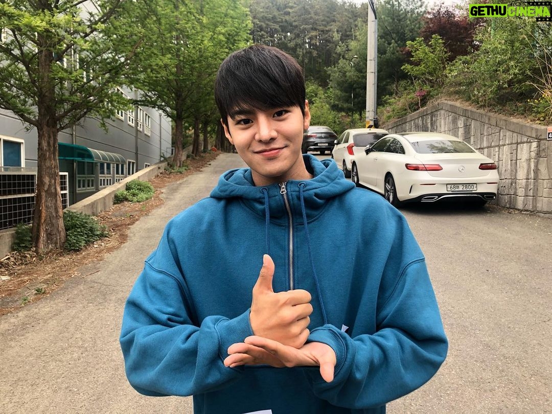 Ryeoun Instagram - 안녕하세요. 려운입니다. 뜻깊은 챌린지에 동참할 수 있도록 지목해 주신 배윤경 배우님(@_yoonkyoung ), 노정의 배우님(@jeongeuiyam ), 이정식 배우님(@leejungsicc )감사합니다. 코로나19 위기 극복을 위해 의료현장에서 헌신하고 계시는 의료진분들 그리고 관계자 분들께 깊은 존경을 표합니다. 의료진 여러분들의 노력이 헛되지 않도록, 지치지 않도록 우리 모두 힘을 내서 이 시기를 극복하면 좋겠습니다. 다음으로 응원을 이어나가실 분들은 김치호 공간 디자이너님(@domuschiho ), 윤도건 배우님(@_yoondogun ), 배인혁 배우님(@inhyuk_bb )입니다. . #덕분에챌린지 #의료진덕분에 #덕분에캠페인 #감사합니다