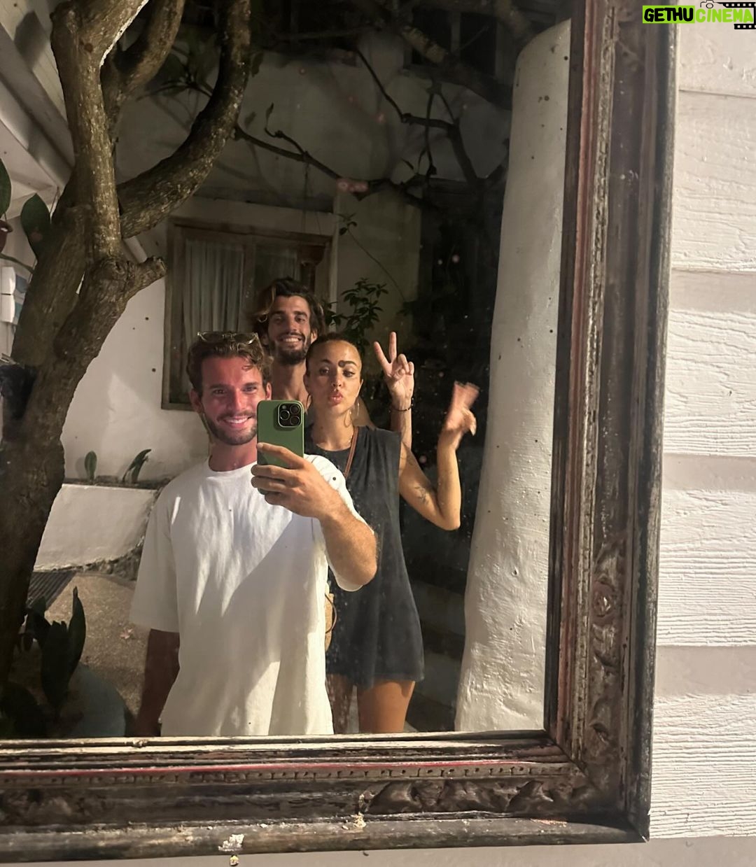Rym Renom Instagram - Friends, laughter, sea, a bit of guitar, and a lot of fun. @villa_deeksha_bali 🤍 Uluwatu, Bali, Indonesia