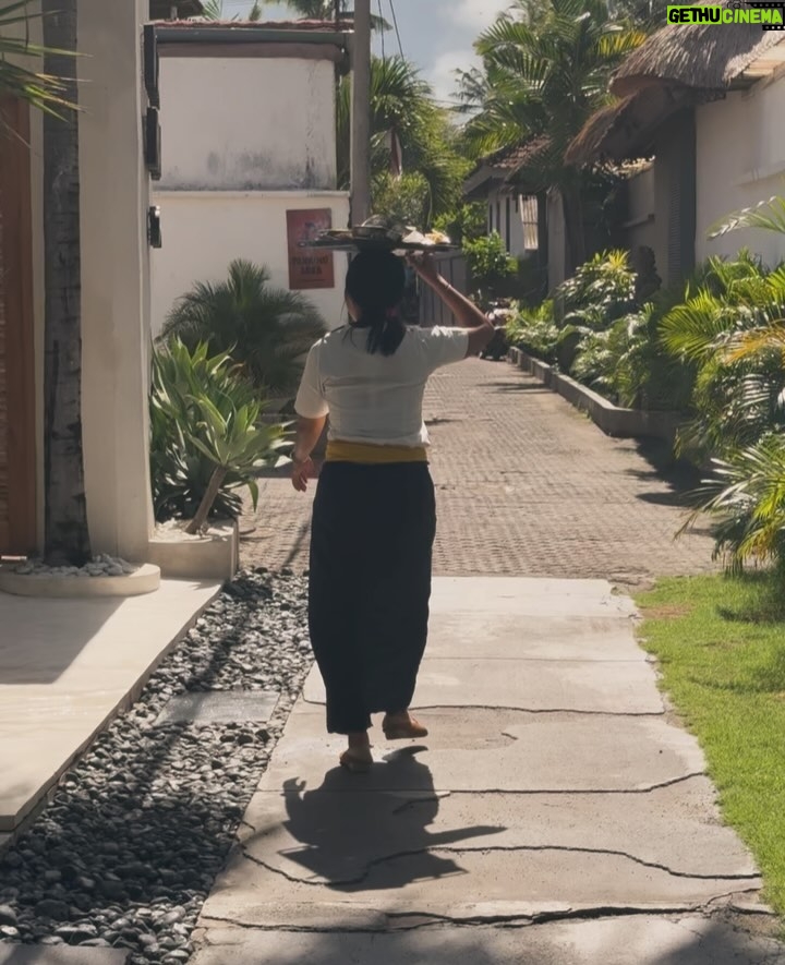 Rym Renom Instagram - Je suis venu découvrir cette magnifique île et cet hôtel qui est très beau et bien placé @indianakenanga 🤍 Merci pour l’accueil, un séjour inoubliable con mis amores 👯♀️ #collaborationnonrémunérée Nusa Lembongan