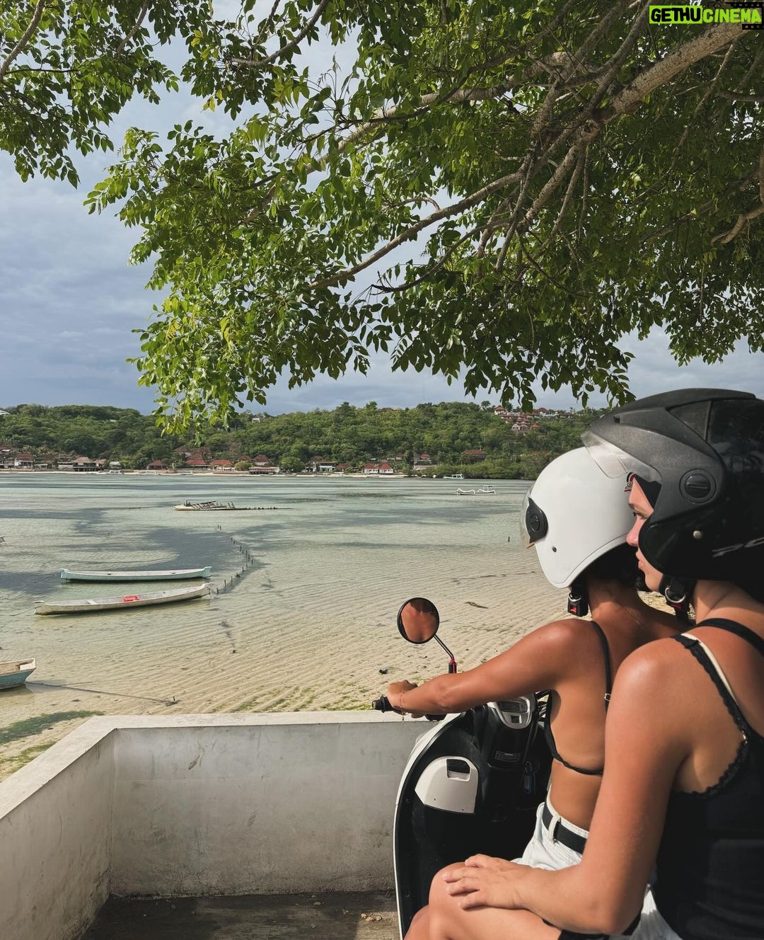 Rym Renom Instagram - Je suis venu découvrir cette magnifique île et cet hôtel qui est très beau et bien placé @indianakenanga 🤍 Merci pour l’accueil, un séjour inoubliable con mis amores 👯♀️ #collaborationnonrémunérée Nusa Lembongan