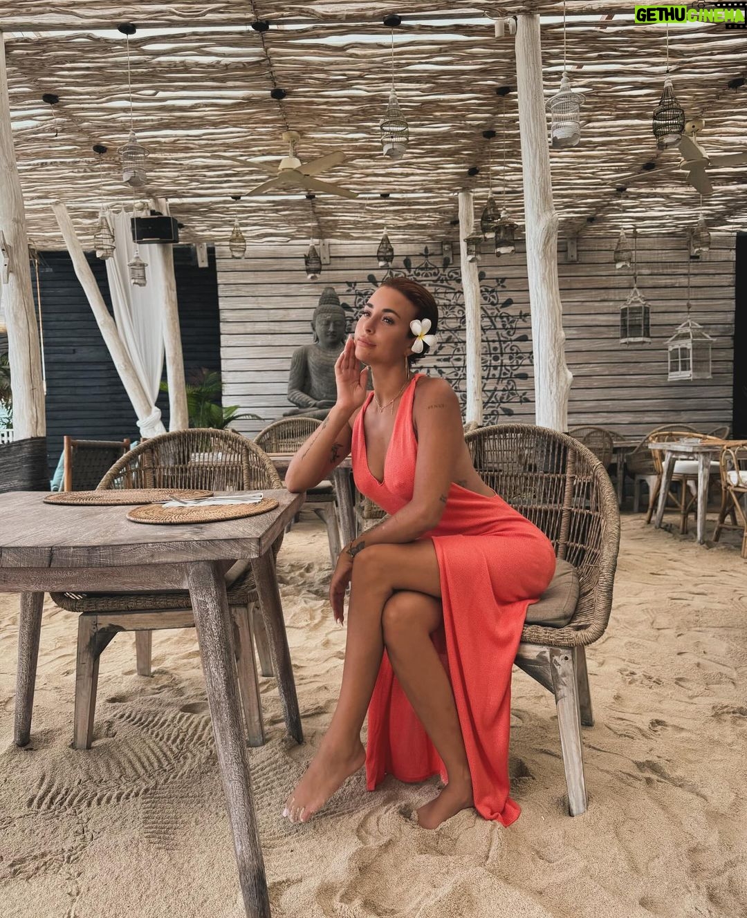 Rym Renom Instagram - Je suis venu découvrir cette magnifique île et cet hôtel qui est très beau et bien placé @indianakenanga 🤍 Merci pour l’accueil, un séjour inoubliable con mis amores 👯♀️ #collaborationnonrémunérée Nusa Lembongan