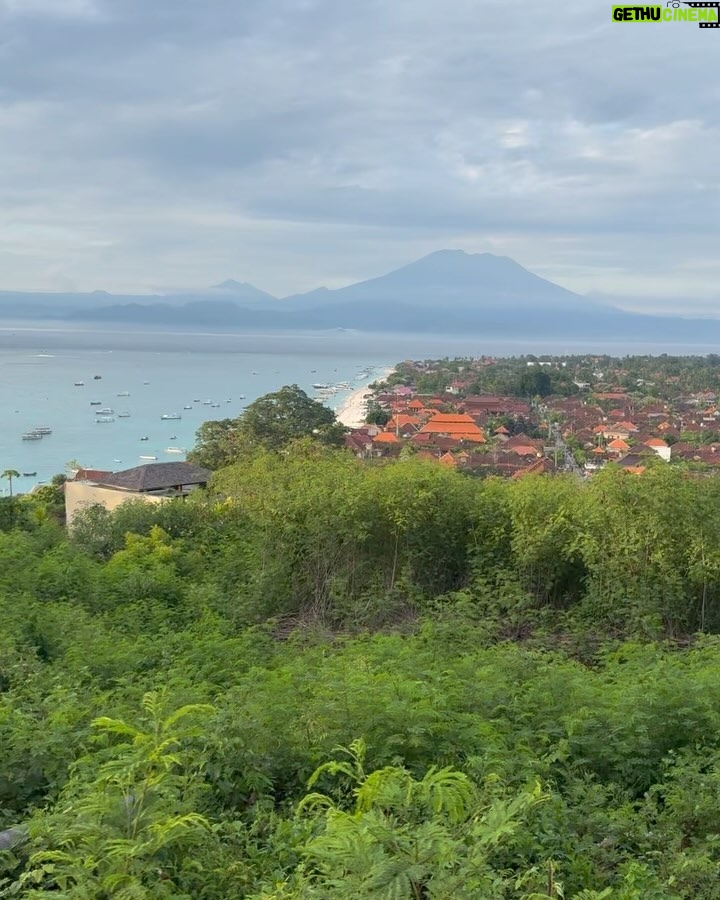 Rym Renom Instagram - Heureuse de découvrir cette magnifique île avec mes copines 🤍 Nusa Lembongan