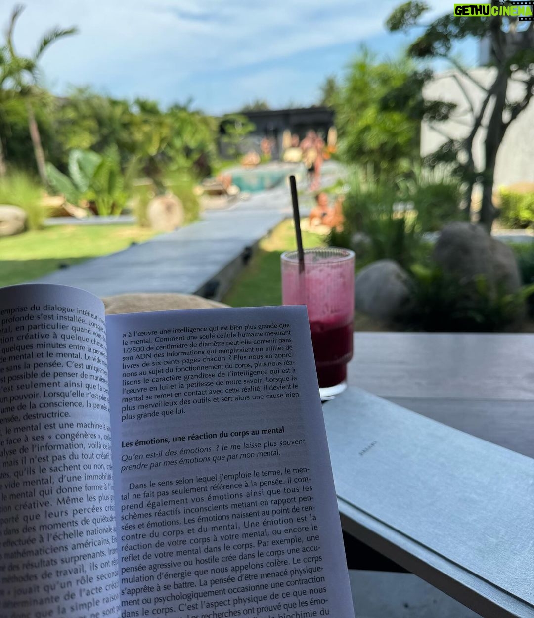 Rym Renom Instagram - La reprise du sport !!! J’avais hâte de commencer une bonne routine sportive , puis ensuite je lis un peu. Ce livre me plaît beaucoup, il m’aide à comprendre beaucoup de choses et me donne envie de continuer à écrire pour mon prochain livre.📕 Appréciez-vous la lecture? Quel livre avez-vous entre les mains en ce moment? Je vous lis 🤍 Bali, Indonesia