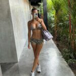 Rym Renom Instagram - La reprise du sport !!! J’avais hâte de commencer une bonne routine sportive , puis ensuite je lis un peu. Ce livre me plaît beaucoup, il m’aide à comprendre beaucoup de choses et me donne envie de continuer à écrire pour mon prochain livre.📕 Appréciez-vous la lecture? Quel livre avez-vous entre les mains en ce moment? Je vous lis 🤍 Bali, Indonesia