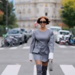 Rym Renom Instagram - Un court extrait des écrits de mon projet en cours.. « Lorsque la confiance en soi sort à la lumière, s’agrandit, fleurit, elle casse toutes les barrières de ce jugement négatif qu’on a en nous. Elle devient le moteur qui nous guide vers de nouveaux chemins, qui nous permet de les traverser même s’ils sont pleins d’obstacles et de doutes. En fait, elle nous apporte cet équilibre dont on a besoin pour avancer » @thefrankieshop It’s always a good idea 🖤