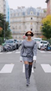 Rym Renom Instagram - Un court extrait des écrits de mon projet en cours.. « Lorsque la confiance en soi sort à la lumière, s’agrandit, fleurit, elle casse toutes les barrières de ce jugement négatif qu’on a en nous. Elle devient le moteur qui nous guide vers de nouveaux chemins, qui nous permet de les traverser même s’ils sont pleins d’obstacles et de doutes. En fait, elle nous apporte cet équilibre dont on a besoin pour avancer » @thefrankieshop It’s always a good idea 🖤
