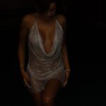 Rym Renom Instagram - La maternité et la sensualité peuvent coexister et ce n’est pas parce que tu apprécies la sensualité que tu es une mauvaise fille ou une mauvaise mère. Tu peux être sexy et toujours être une bonne maman » Tu Peux Être Sexy ET Maman ! ⇢ une bonne mère serait plus mère que femme. ⇢ prendre soin de soin dépossèderait nos enfants du temps et de l’attention dont ils ont besoin. ⇢ être sexy et coquette serait un signe d’égoïsme. @uluwatusunsethills @sarahbakkas ✨