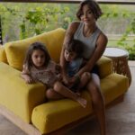 Rym Renom Instagram – Je suis votre mère et je vous promets que je serai toujours dans un de ces trois
endroits… 
Devant vous pour vous encourager, derrière vous pour vous aider , ou à côté de vous pour que vous ne marchiez pas toutes seules.  À vous mes deux filles , je donnerai ma vie pour vous. Maman vous aime plus que tout. 

Thank you @uluwatusunsethills 🤍

Merci à ma @sarahbakkas d’être toujours présente. Love u 💕 Uluwatu Sunset Hills