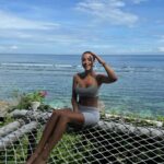 Rym Renom Instagram - Friends, laughter, sea, a bit of guitar, and a lot of fun. @villa_deeksha_bali 🤍 Uluwatu, Bali, Indonesia