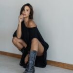 Rym Renom Instagram - Je suis ravie de vous annoncer que ma collection de robes sort dans exactement une semaine, le 1er avril à 12h30, heure française. Toutes les robes sont fabriquées en RAMIE - LES CHOSES À SAVOIR… La ramie est un tissu naturel, une fibre de cellulose obtenue par un processus d’extraction complexe, ce qui en fait un tissu coûteux et haut de gamme. Ses fibres sont extraites des plantes Boehmeria Nivea et Utilis. La fibre végétale du ramie est totalement naturelle, similaire au lin ou au bambou. Ses fibres sont utilisées pour la conception de vêtements légers et résistants. La toile de ramie possède une grande capacité d’absorption de l’humidité, garantissant une sensation de fraîcheur lorsqu’elle est portée en été. MATIÉRE 100% NATURELLE ISSUE D’UNE PLANTE EN INDONÉSIE TISSÉE À LA MAIN Je vous présente les modèles : 1 : Ensemble ONYX, couleur crème naturelle et noir. 2 : Robe AQUA, couleur seamist et noir. 3 : Combinaison RUBY, couleur rouille et crème naturelle. 4 : Caftan KLENOTA, couleur olive et crème naturelle. 5 : Robe QUARTZ, couleur crème naturelle et rose pâle. Je tiens à remercier @kita_dua_bali 🫶🏼 de m’avoir permis de créer cette collection, et je suis très fier de pouvoir le faire avec cette magnifique marque sérieuse et ambitieuse… J’ai hâte de continuer cette aventure à vos côtés ! À lundi prochain pour le lancement! Je voulais remercier @sarahbakkas pour tout ce qu’elle a fais pour cette collection 🥹🤍