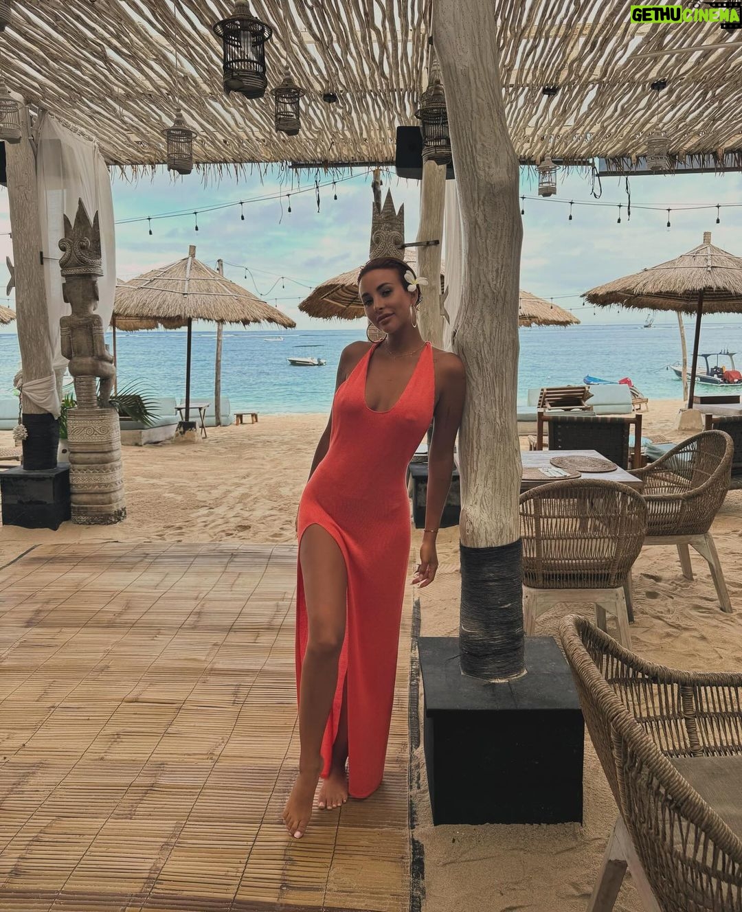 Rym Renom Instagram - Je suis venu découvrir cette magnifique île et cet hôtel qui est très beau et bien placé @indianakenanga 🤍 Merci pour l’accueil, un séjour inoubliable con mis amores 👯♀️ #collaborationnonrémunérée Nusa Lembongan