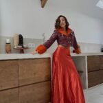 Rym Renom Instagram - J’avais envie d’écrire beaucoup de choses sur ce post, besoin de me confié de façon subtile et de partager avec vous pleins de sentiments que j’ai en moi…Cette année j’ai pris beaucoup de bonnes et mauvaises décisions au niveau professionnel j’ai vécu beaucoup de joie mais aussi de stress, pleins de doutes mais aussi des certitudes…j’ai beaucoup appris grâce à ces choix. J’ai appris à faire confiance à mon intuition qui m’a jamais trahi, de sépare l’amitié du professionnel et aujourd’hui je peux vous dire que je suis prête à atteindre mes objectifs! Ça ne serait pas facile, mais rien est impossible. J’ai obtenu beaucoup d’objectifs ces derniers mois mais il y à d’autres que pas encore …ce ne que questions de temps et beaucoup de travail que je suis prête à faire pour réaliser mes rêves ! le plus important c’est de se faire confiance, de suivre ses intuitions et de rien lâcher, maintenant il est à mon tour de réussir mais à ma façon. J’ai analysé durant ces mois que les gens attendent de toi un reflet qui aimerait être, une imagine qui n’est pas forcément la tienne ou pas complètement…j’ai appris à les combiner 🤍quand nous quittons un milieu toxique automatiquement il y a des nouvelles portes qui s’ouvrent à nous et soudainement tu as la sensation que tes décisions t’appartiennes! Bientôt ma famille et moi partiront pour vivre une nouvelle aventure pour réaliser nos rêves , de faire vibrer nos âmes et réussir nos objectifs professionnels ! Je suis prête , on est prêt 🤍