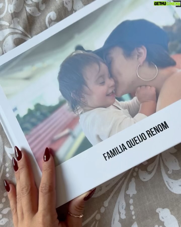 Rym Renom Instagram - Contente de vous partager a l’approche des fêtes 🎄 Une idée cadeau à offrir mais aussi pour se garder les plus beaux souvenirs !!! Avec @monalbumphoto.fr Je vous partage un Code en extra 😍🎁 : RYMRENOM40 ( -40% sur le site. Offre valable jusqu’au 31/12/23 non cumulable avec une autre offre promotionnelle, hors frais de livraison ) Pour Noël commandes à passer avant le 18/12 🎅🏽🎄🎁 Publicité rémunérée