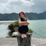 Rym Renom Instagram - Ce texte m’a complètement captivé. Merci à « Le pouvoir du moment présent » qui est en train de changer beaucoup de choses en moi. Vivre le moment présent, c’est pour moi être réellement vivant. J’aimerais partager ce texte avec vous : Votre vie, c’est l’instant présent. Vos conditions de vie sont le produit du mental. Votre vie est réelle. Trouvez le « passage étroit qui vous conduit à la vie ». On l’appelle l’instant présent. Ramenez votre vie au moment présent. Vos conditions de vie sont peut-être très problématiques, ce qui est le cas de la plupart des gens, mais essayez de voir si vous avez un problème en ce moment même. Pas demain ni dans dix minutes, mais maintenant. Avez-vous un problème maintenant ? Lorsque vous êtes envahi par les problèmes, il ne reste aucune place pour la nouveauté ou les solutions. Alors, chaque fois que vous le pouvez, faites un peu de place à tout cela et vous trouverez votre vie qui se cache derrière vos conditions de vie. Utilisez pleinement vos sens. Soyez véritablement là où vous êtes. Regardez autour de vous. Simplement, sans interpréter. Voyez la lumière, les formes, les cou-leurs, les textures. Soyez conscient de la présence silencieuse de chaque objet, de l’espace qui permet à chaque chose d’être. Écoutez les bruits sans les juger. Entendez le silence qui les anime. Touchez quelque chose, n’importe quoi, et sentez et reconnaissez son essence. Observez le rythme de votre respiration. Sentez l’air qui entre et qui sort de vos poumons, sentez l’énergie de vie qui circule dans votre corps. Laissez chaque chose être, au-dedans comme au-dehors. Reconnaissez en chaque chose son « être-là ». Plongez totalement dans le présent. Kintamani, Bali, Indonesia