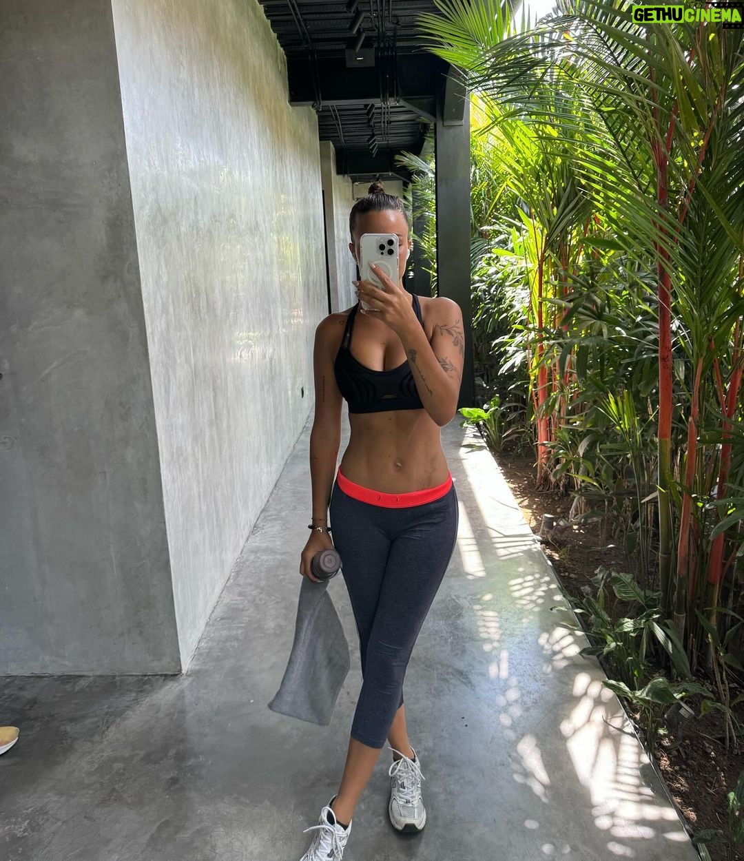 Rym Renom Instagram - La reprise du sport !!! J’avais hâte de commencer une bonne routine sportive , puis ensuite je lis un peu. Ce livre me plaît beaucoup, il m’aide à comprendre beaucoup de choses et me donne envie de continuer à écrire pour mon prochain livre.📕 Appréciez-vous la lecture? Quel livre avez-vous entre les mains en ce moment? Je vous lis 🤍 Bali, Indonesia