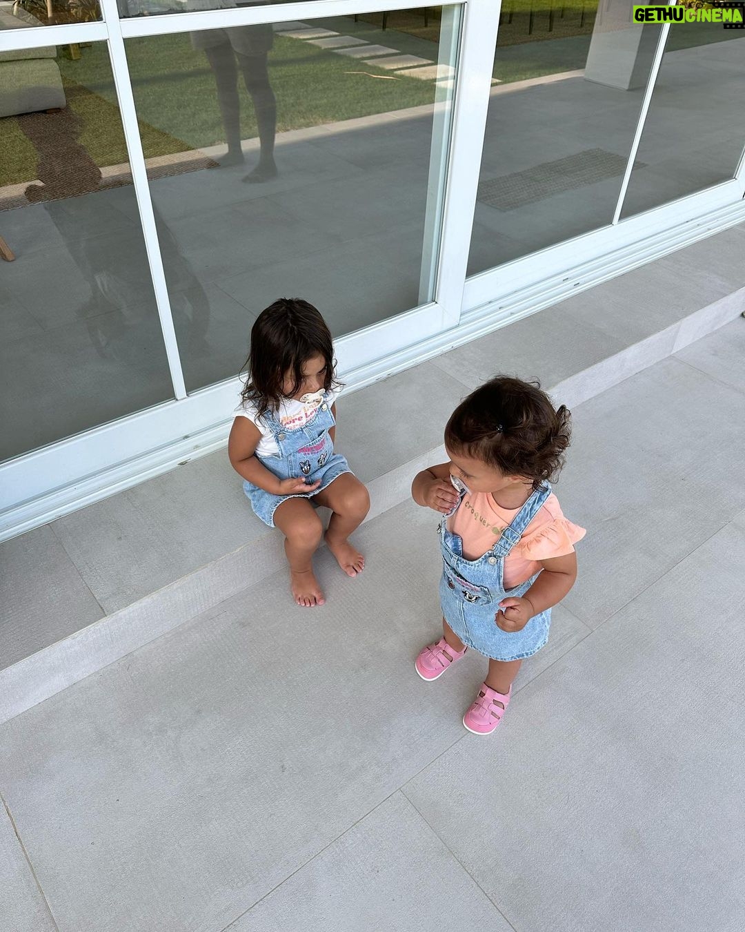 Rym Renom Instagram - Como en casa 🤍 Journée entre filles, jardin , glace , soleil…💕