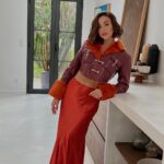 Rym Renom Instagram - J’avais envie d’écrire beaucoup de choses sur ce post, besoin de me confié de façon subtile et de partager avec vous pleins de sentiments que j’ai en moi…Cette année j’ai pris beaucoup de bonnes et mauvaises décisions au niveau professionnel j’ai vécu beaucoup de joie mais aussi de stress, pleins de doutes mais aussi des certitudes…j’ai beaucoup appris grâce à ces choix. J’ai appris à faire confiance à mon intuition qui m’a jamais trahi, de sépare l’amitié du professionnel et aujourd’hui je peux vous dire que je suis prête à atteindre mes objectifs! Ça ne serait pas facile, mais rien est impossible. J’ai obtenu beaucoup d’objectifs ces derniers mois mais il y à d’autres que pas encore …ce ne que questions de temps et beaucoup de travail que je suis prête à faire pour réaliser mes rêves ! le plus important c’est de se faire confiance, de suivre ses intuitions et de rien lâcher, maintenant il est à mon tour de réussir mais à ma façon. J’ai analysé durant ces mois que les gens attendent de toi un reflet qui aimerait être, une imagine qui n’est pas forcément la tienne ou pas complètement…j’ai appris à les combiner 🤍quand nous quittons un milieu toxique automatiquement il y a des nouvelles portes qui s’ouvrent à nous et soudainement tu as la sensation que tes décisions t’appartiennes! Bientôt ma famille et moi partiront pour vivre une nouvelle aventure pour réaliser nos rêves , de faire vibrer nos âmes et réussir nos objectifs professionnels ! Je suis prête , on est prêt 🤍