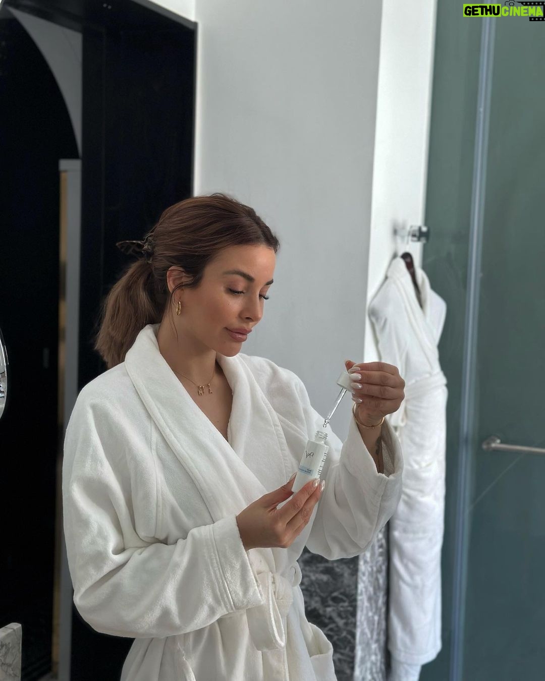 Rym Renom Instagram - #sponsorisé Saviez-vous que la nuit est le moment où votre peau se régénère le mieux ? 🌚 Le sérum régénérant intense de chez @dayplus est ma nouvelle routine du soir favorite 🤩 Pourquoi ? 🤔 > Il aide la peau à se régénérer, > Il rééquilibre et apaise durablement > Il nourrit et repulpe en profondeur Avec ce sérum ma peau est régénérée et repulpée au réveil, merci @dayplus 🤍 Profitez de -20% avec mon code RYM20 🛍️