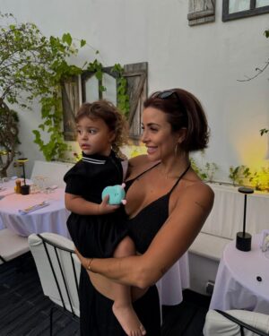 Rym Renom Instagram - Joyeux anniversaire à l’amour de ma vie, ma petite jumelle, ma guerrière depuis le premier jour où tu es venue au monde. Tu es toute ma vie, et je te remercie pour tout l’amour que tu me donnes.Ta maman est toujours là près de toi, pour la vie🤍