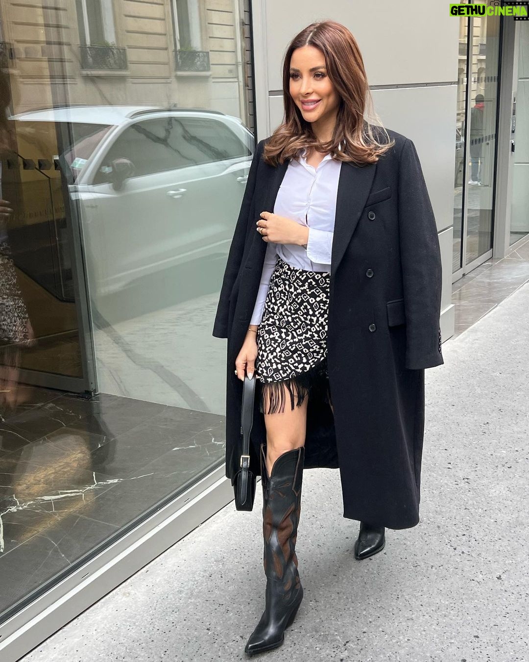 Rym Renom Instagram - Petite balade sur Paris même si avec ce temps c’est compliquer d’en profiter mais je me lasserai jamais de cette ville ✨ Vous faites quoi ce week-end ? Une note sur 10 pour cette tenue? 🤍 Besitos ✨ Paris, France