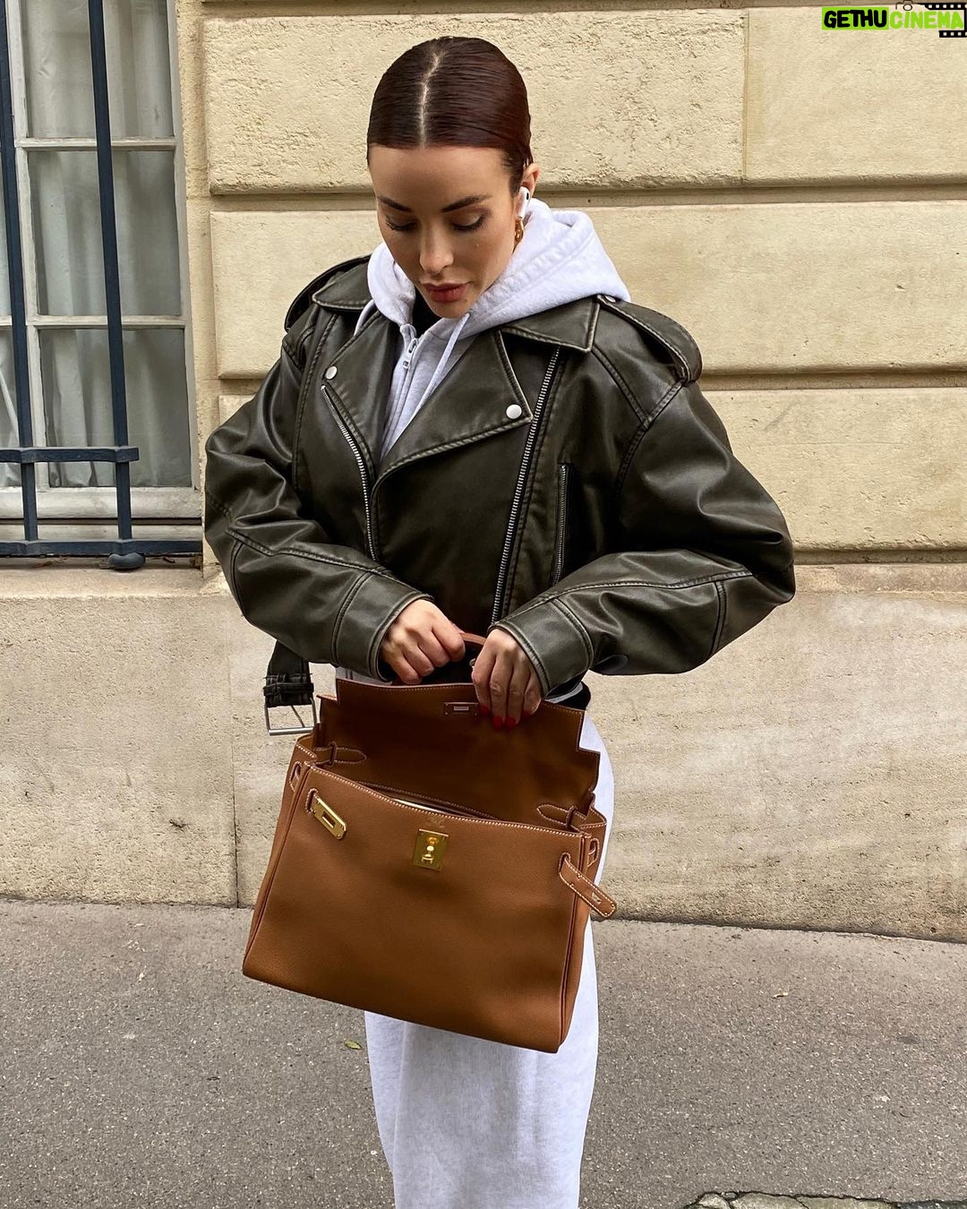 Rym Renom Instagram - J’adore le combo jogging et veste en cuire ça donne un super style ! Pensez-vous comme moi ? 🫣 The Stay Boulevard Nisantasi