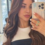 Rym Renom Instagram - Hola hola 🤍 petit changement capillaire ( c’est pas nouveau 🤭 ) je suis trop fan de ma couleur de cheveux ! Et c’est grâce a @lesciseauxparisiens 🤍🥹 C’est des extension de Clip que je pourrais enlever et les remettre quand j’en aurai envie..c’est super pratique car j’adore aussi mon carré 🫣 gracias @flequillospostizos ! #sponsorisé Vous êtes plutôt team cheveux long ou court ? ✨