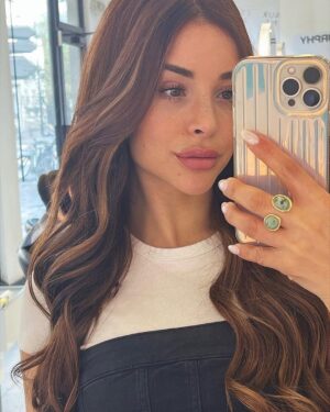 Rym Renom Instagram - Hola hola 🤍  petit changement capillaire ( c’est pas nouveau 🤭 ) je suis trop fan de ma couleur de cheveux ! Et c’est grâce a @lesciseauxparisiens 🤍🥹
C’est des extension de Clip que je pourrais enlever et les remettre quand j’en aurai envie..c’est super pratique car j’adore aussi mon carré 🫣 gracias @flequillospostizos ! 
#sponsorisé 

Vous êtes plutôt team cheveux long ou court ? ✨
