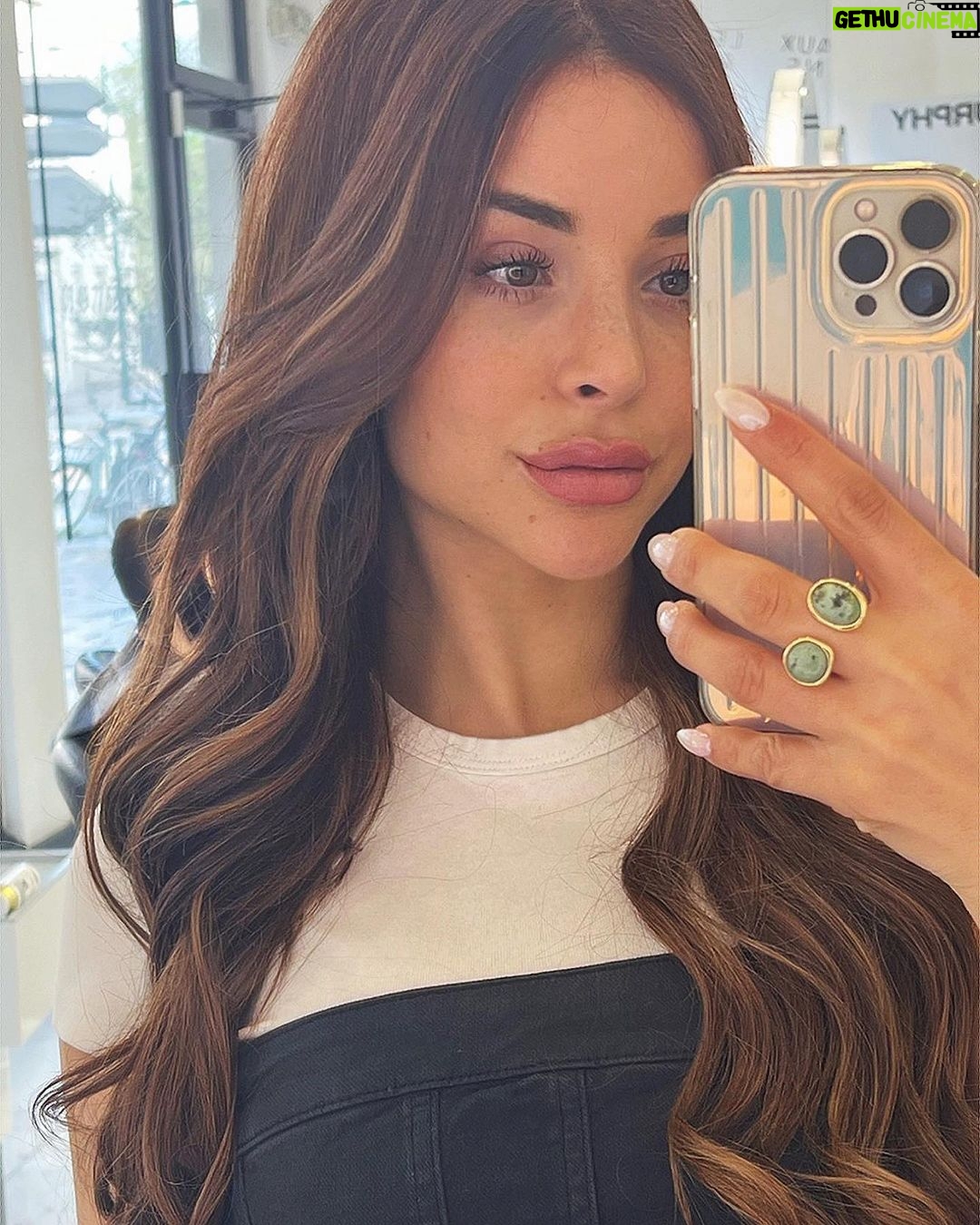 Rym Renom - 88.2K Likes - Hola hola 🤍 petit changement capillaire ( c’est pas nouveau 🤭 ) je suis trop fan de ma couleur de cheveux ! Et c’est grâce a @lesciseauxparisiens 🤍🥹
C’est des extension de Clip que je pourrais enlever et les remettre quand j’en aurai envie..c’est super pratique car j’adore aussi mon carré 🫣 gracias @flequillospostizos !
#sponsorisé
Vous êtes plutôt team cheveux long ou court ? ✨