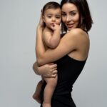 Rym Renom Instagram - Ma petite fille, mon petit ange , ma petite guerrière je t’aime tellement ! Merci d’être aussi belle de l’intérieur comme de l’extérieur ! tu es notre petit ange , ton sourire , tes yeux , ton odeur me rends folle d’amour 🤍 Je suis fière de toi et s’il te plaît ne grandit pas trop vite 🥹 Maman sera toujours là pour toi 🌸 📸 @emiliezangarelli