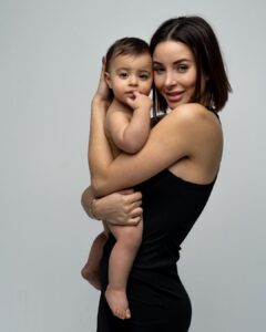 Rym Renom Instagram - Ma petite fille, mon petit ange , ma petite guerrière je t’aime tellement ! Merci d’être aussi belle de l’intérieur comme de l’extérieur ! tu es notre petit ange , ton sourire , tes yeux , ton odeur me rends folle d’amour 🤍 Je suis fière de toi et s’il te plaît ne grandit pas trop vite 🥹 Maman sera toujours là pour toi 🌸 📸 @emiliezangarelli