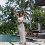 Rym Renom Instagram - Aujourd’hui, je vous présente l’un des modèles de ma collection avec @kita_dua_bali la robe QUARTZ 😍 l’une de mes préférés !! 🫶🏼 Comme je vous l’ai dit, je vous annoncerai bientôt la date de sortie. Merci à @sarahbakkas pour son travail si parfait et à @bali.superhost @villaliviaubud pour cette magnifique villa. #collaborationnonrémunérée Ubud, Bali, Indonesia
